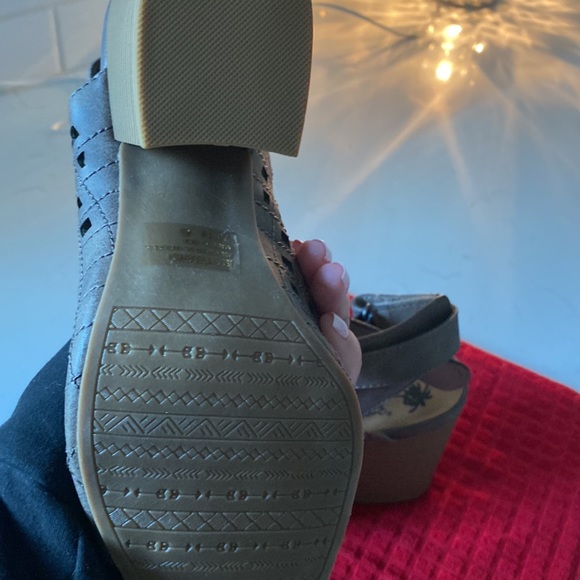 Open toe wedge sandals. - Picture 3 of 3